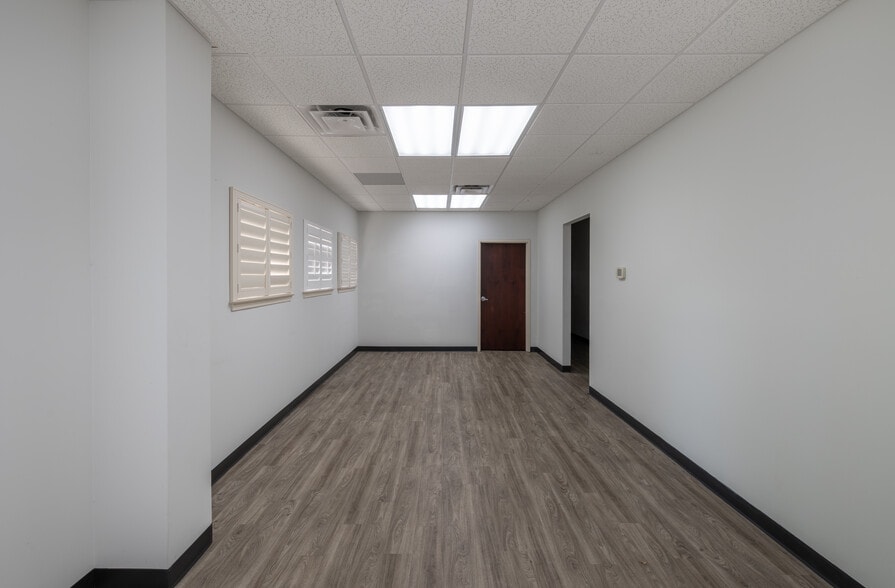 More Photos Of 8801 Corporate Square Ct, Jacksonville Warehouse For Lease
