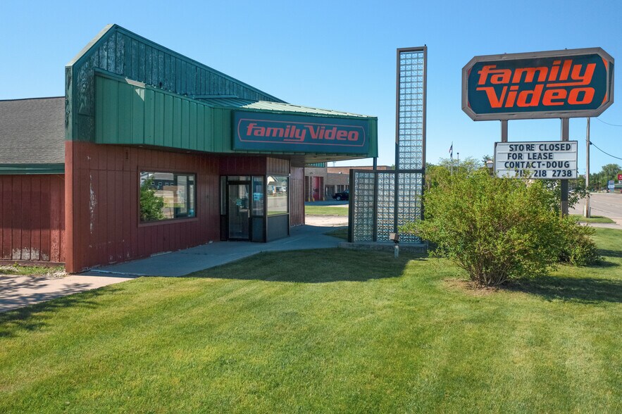 More Photos Of 2305 10th St, Menominee Freestanding For Lease
