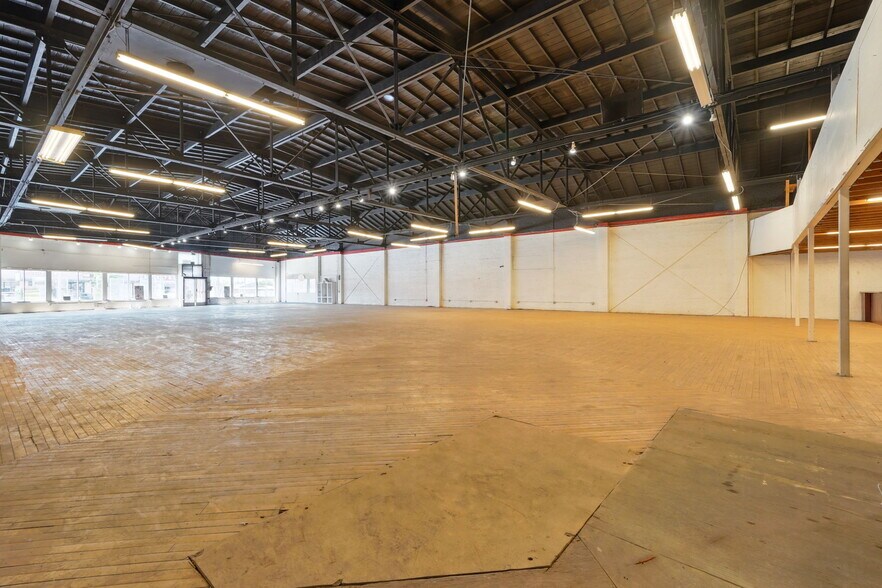 More Photos Of 7134 International Blvd, Oakland Showroom For Sale