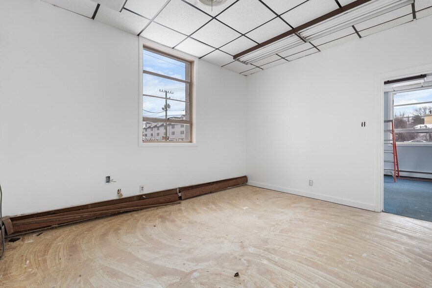 More Photos Of 76 Maple St, Manchester Office For Sale