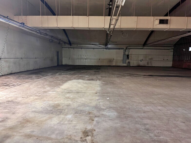 More Photos Of 2620 Auburn St, Rockford Manufacturing For Lease