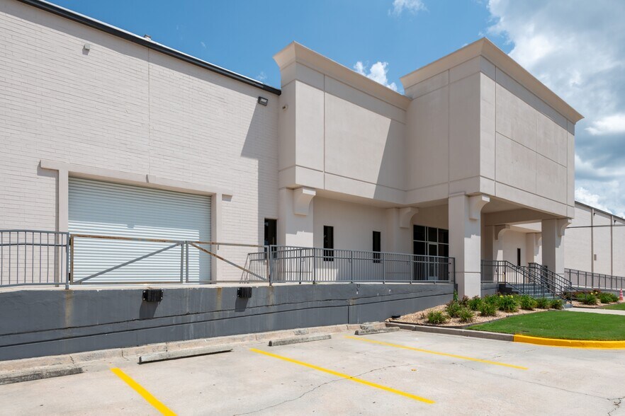 More Photos Of 1056 Personal Pl, Morrow Distribution For Lease