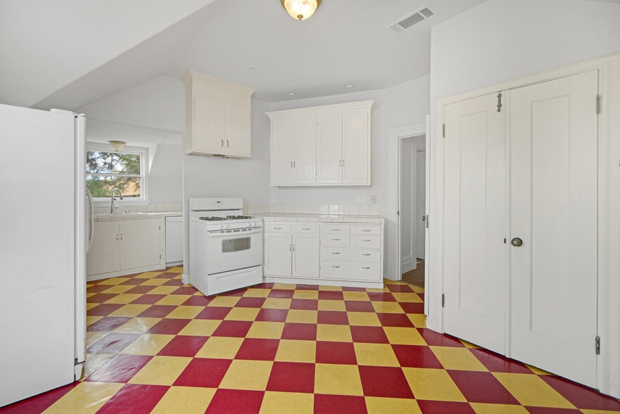 More Photos Of 742 B St, Hayward Restaurant For Sale
