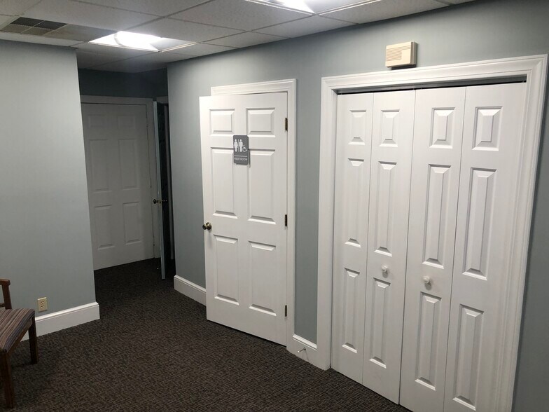 More Photos Of 156 E Market St, Martinsville Office Residential For Lease