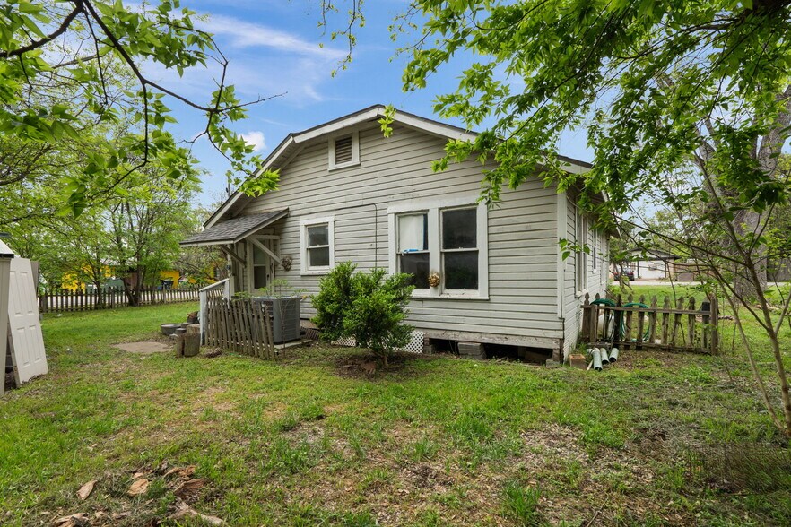 More Photos Of 200 Elm St, Buda Office For Sale