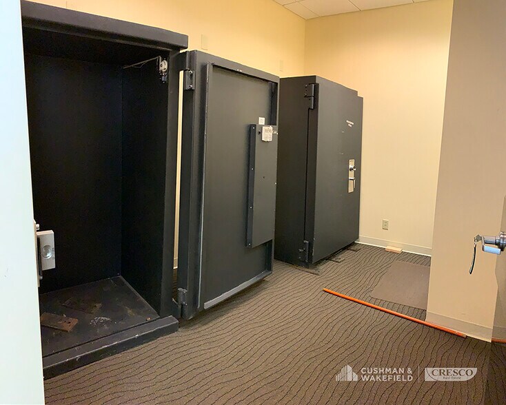 More Photos Of 1011 E Aurora Rd, Macedonia Storefront Retail Office For Lease