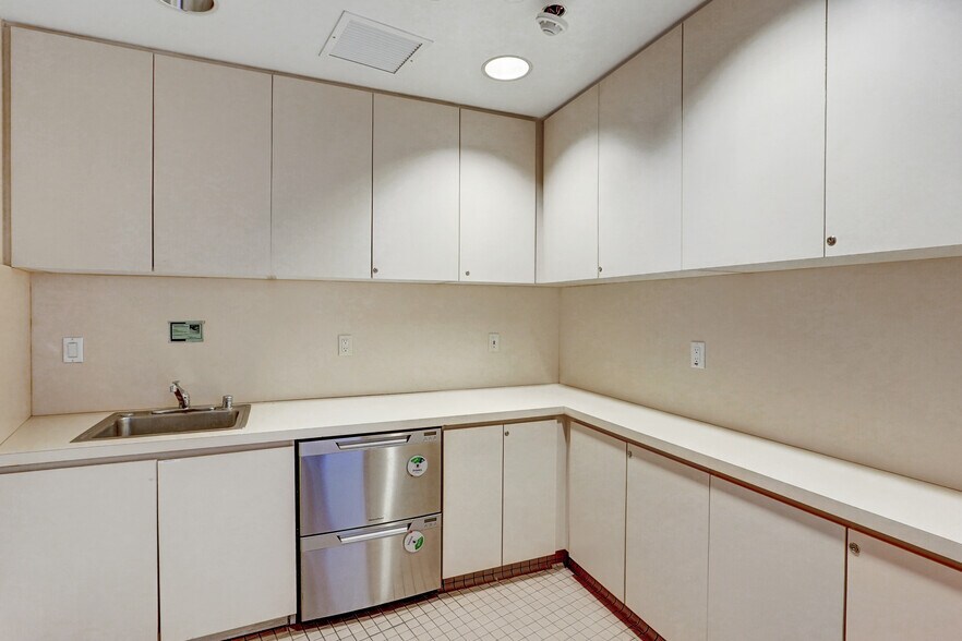 More Photos Of 2330 Pontius Ave, Los Angeles Loft Creative Space For Lease