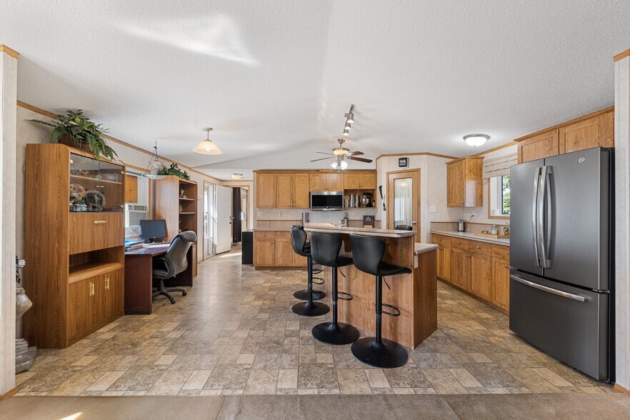 More Photos Of 81 Barstow St, Carseland Auto Repair For Sale