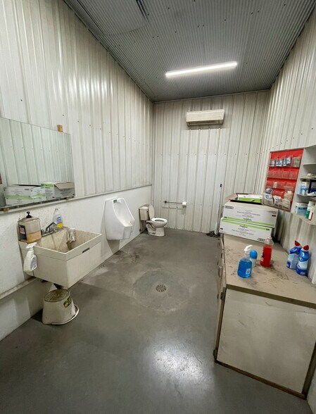 More Photos Of 523 Business Parkway rd, Falls City Manufacturing For Sale