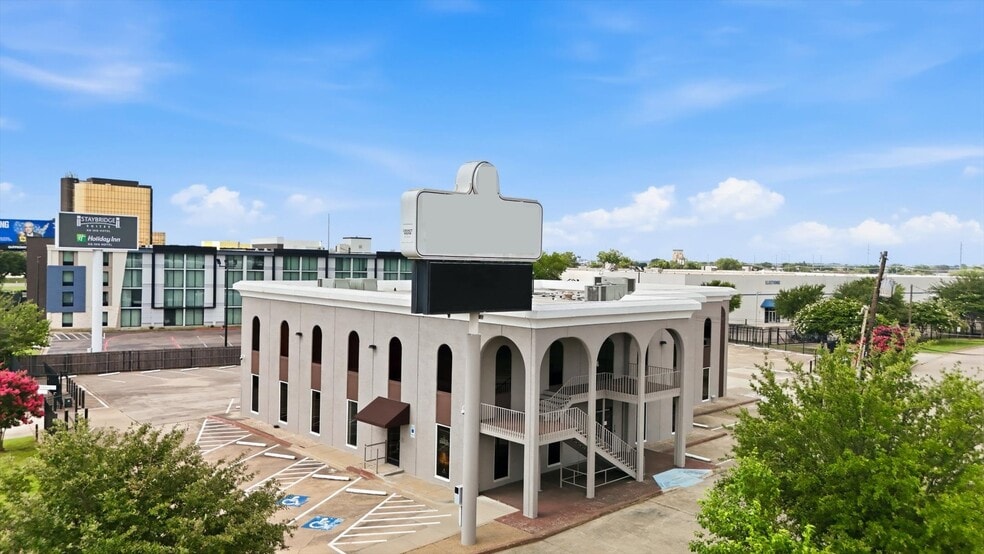 More Photos Of 8855 N Stemmons Fwy, Dallas Office For Sale