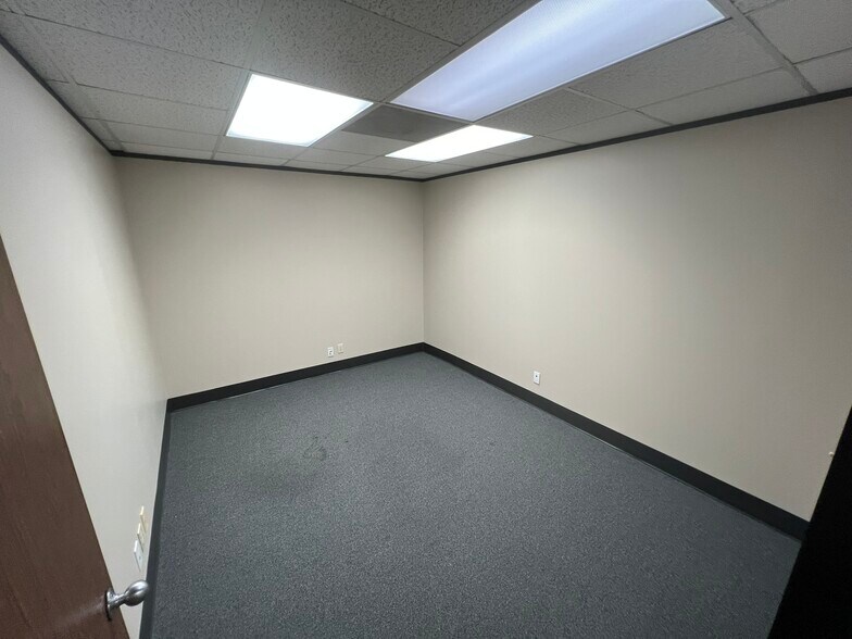 More Photos Of 9776 Whithorn Dr, Houston Showroom For Lease