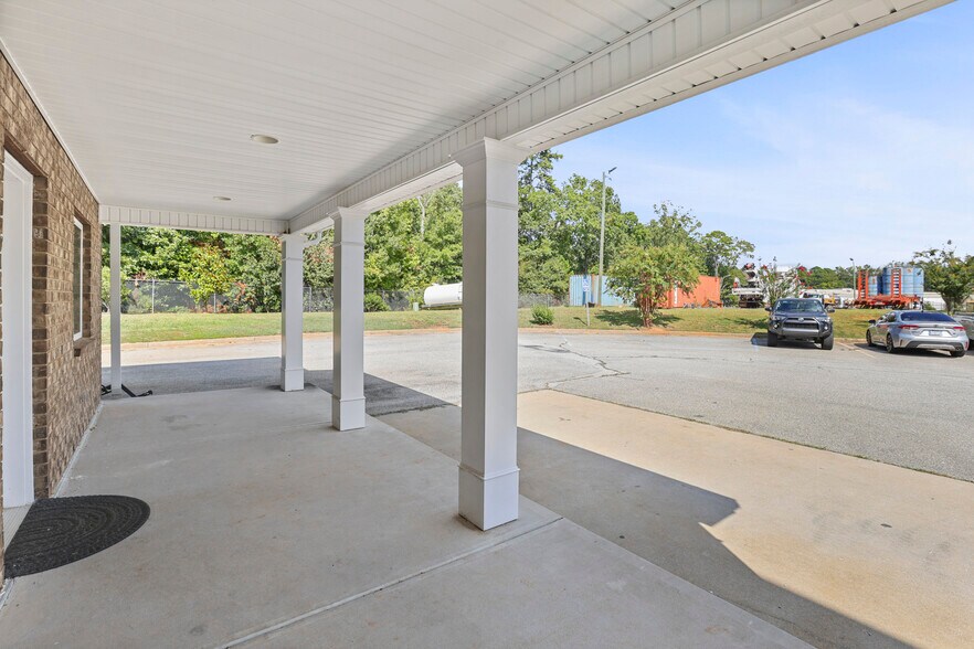 More Photos Of 477 Corinth Rd, Newnan Warehouse For Lease