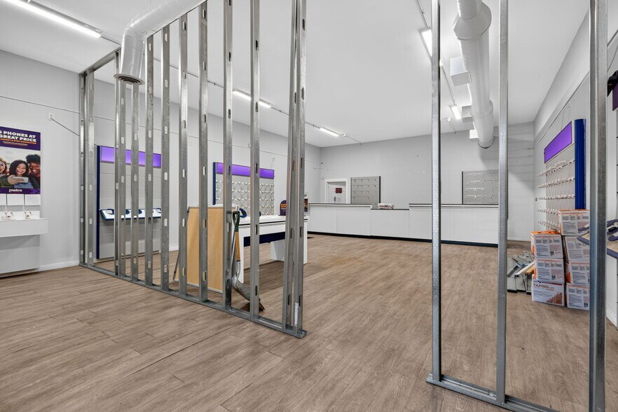 More Photos Of 1005 W Broadway Ave, Minneapolis Storefront For Sale