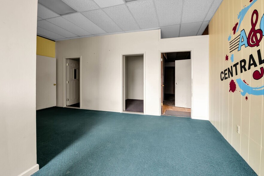 More Photos Of 307-341 E 11 Mile Rd, Madison Heights Freestanding For Sale