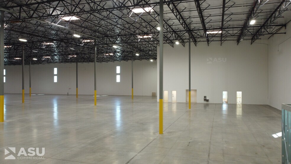 More Photos Of 2204 Coffee Rd, Bakersfield Showroom For Lease