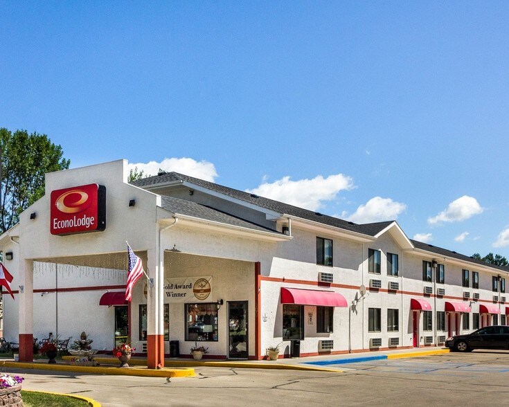 More Photos Of 900 N 43rd St, Grand Forks Hotel For Sale
