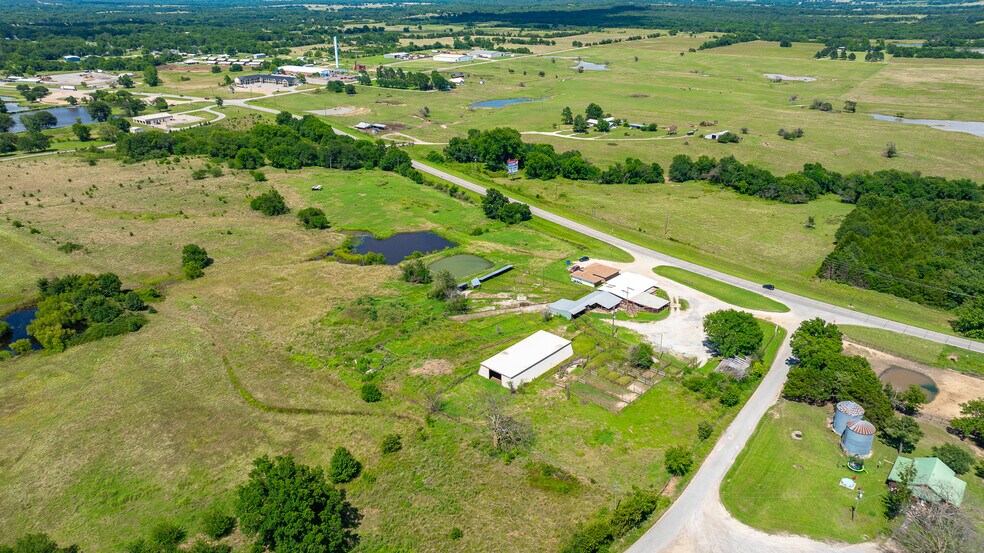 More Photos Of 1853 S Broadway St, Coalgate Flex For Sale