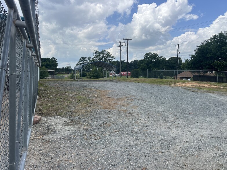 More Photos Of 240 Corporate Dr, Sibley Distribution For Sale
