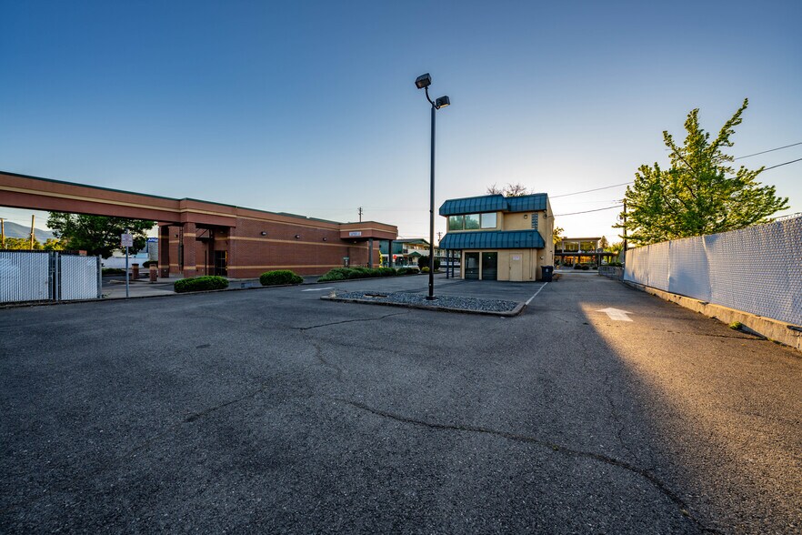 More Photos Of 735 SE 7th St, Grants Pass Office For Sale