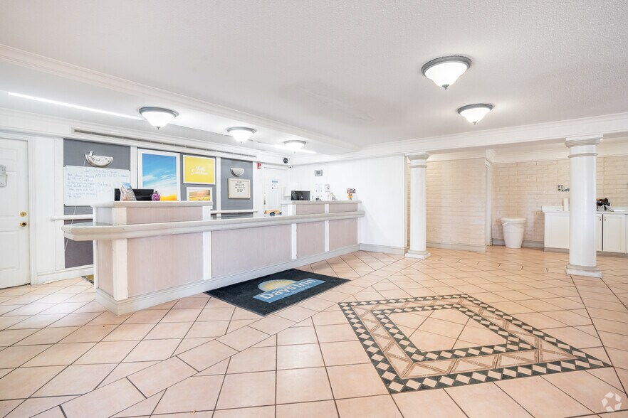 More Photos Of 2600 Ruth St, Sulphur Hotel For Sale