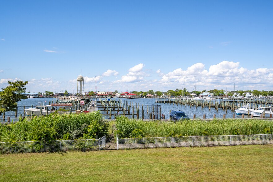 More Photos Of 700 Norris Harbor Dr, Crisfield Hotel For Sale
