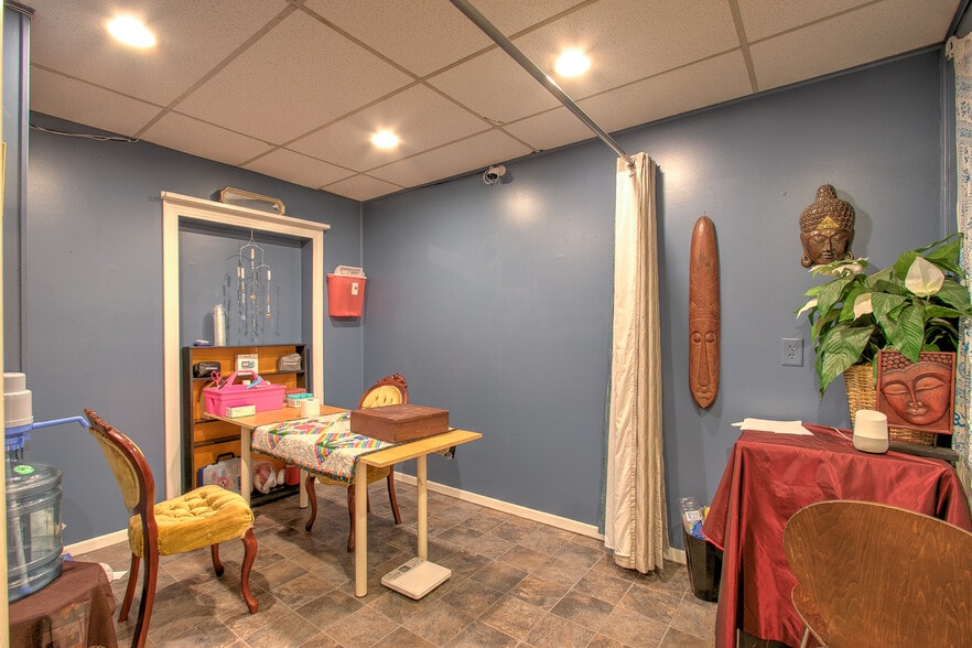 More Photos Of 220 S Ashland St, Cambridge Storefront Retail Office For Sale