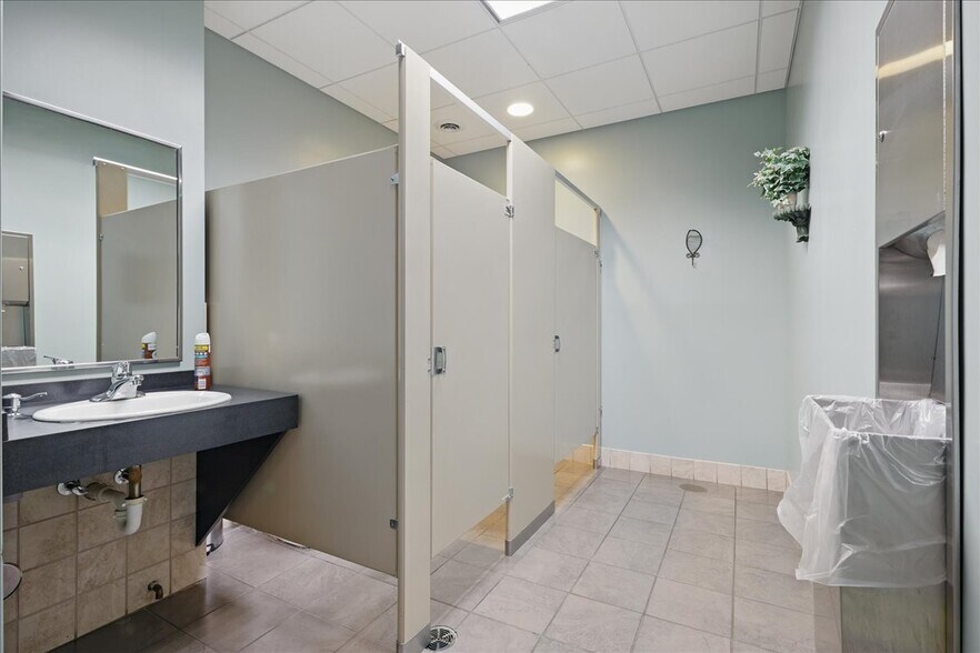 More Photos Of 2545 N Opdyke Rd, Auburn Hills Medical For Sale