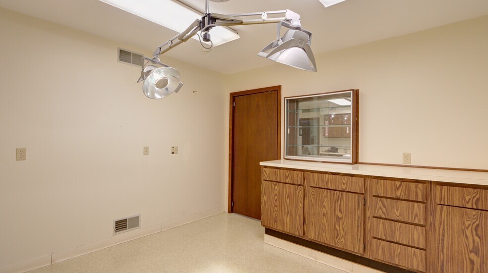 More Photos Of 762 Pre Emption Rd, Geneva Veterinarian Kennel For Sale