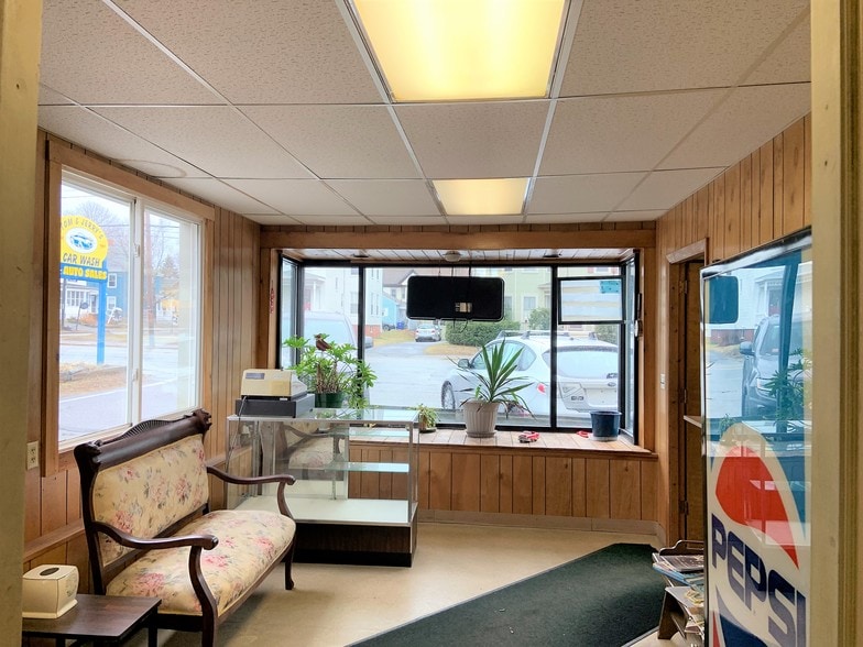 More Photos Of 307 Main St, Westbrook Carwash For Sale