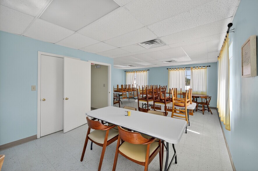 More Photos Of 207 Elk Ave S, Fayetteville Office For Sale