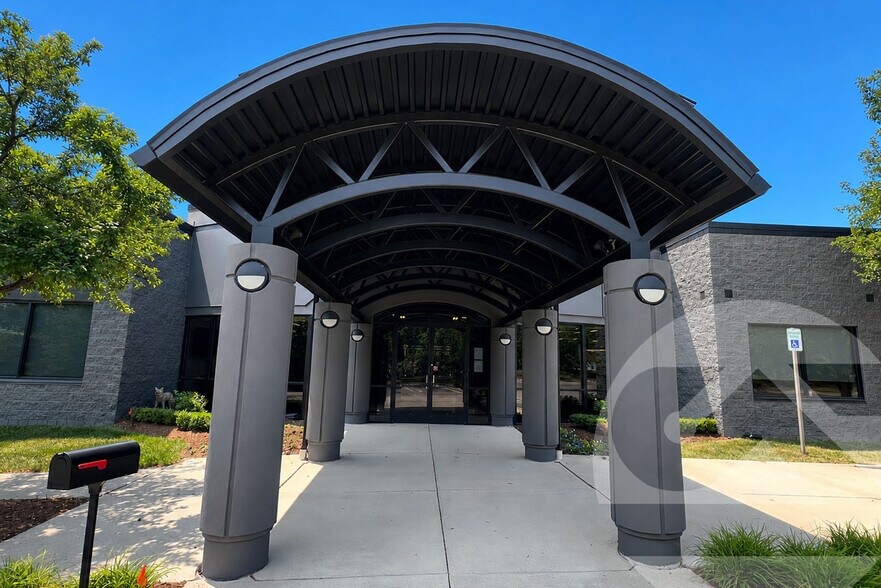 More Photos Of 3200 Cross Creek Pky, Auburn Hills Research And Development For Sale