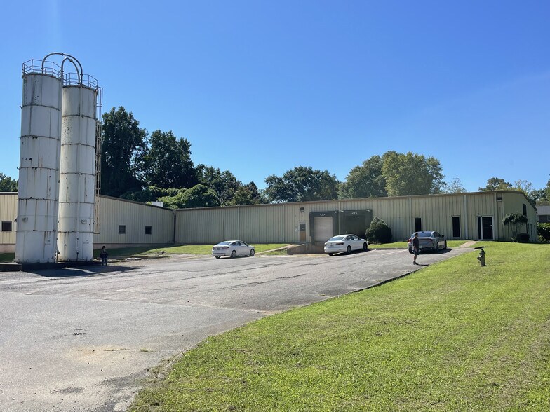 More Photos Of 1129 S Chattanooga St, LaFayette Warehouse For Sale