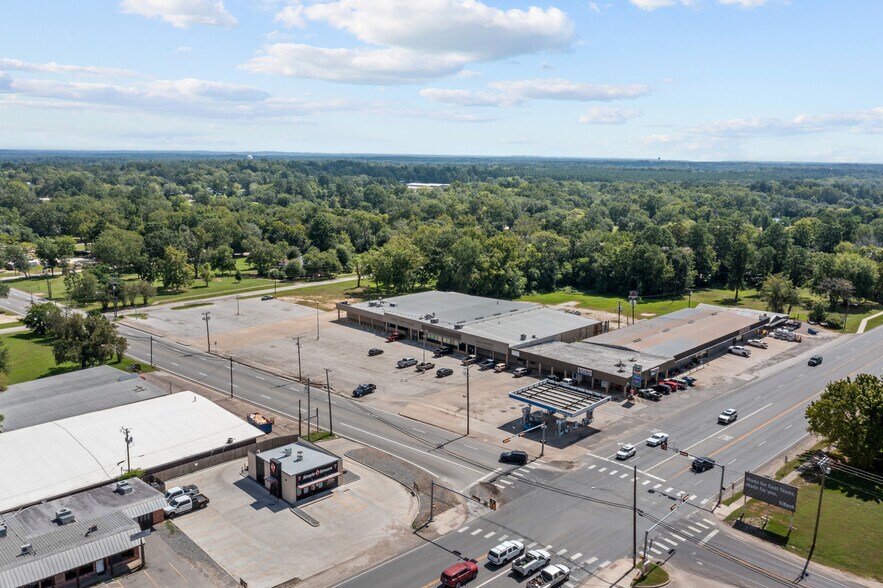 More Photos Of 104 N Main St, Huntington Storefront For Lease