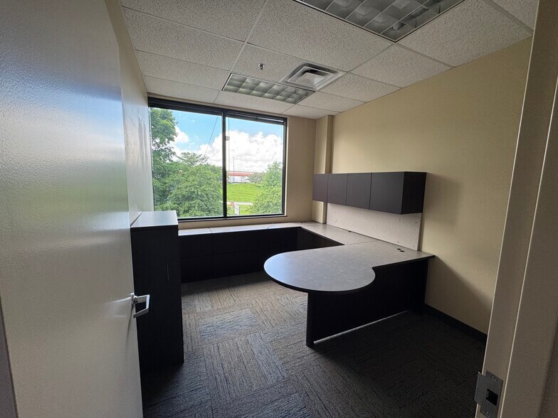 More Photos Of 2031 Nelson Miller Pky, Louisville Office For Lease