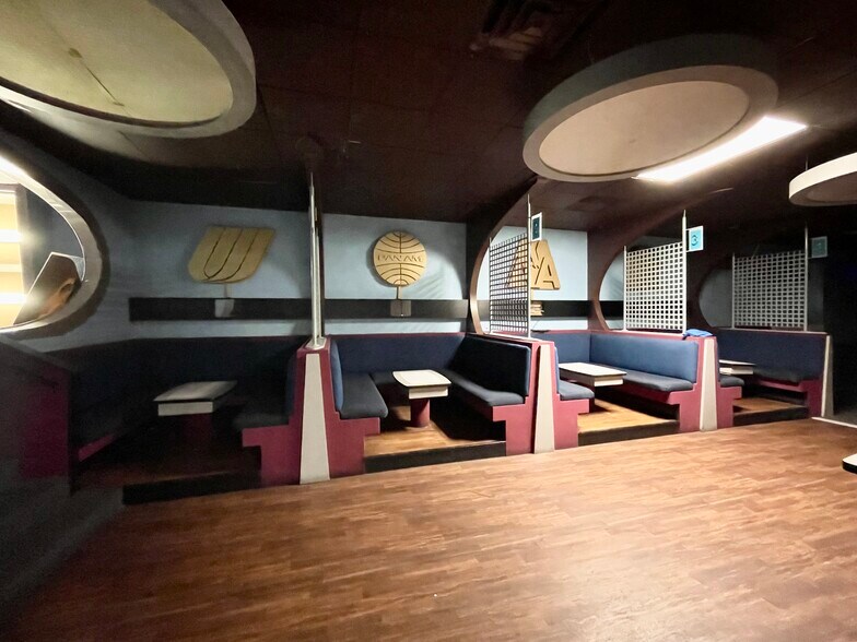 More Photos Of 209-211 E Chicago St, Elgin Bar For Sale