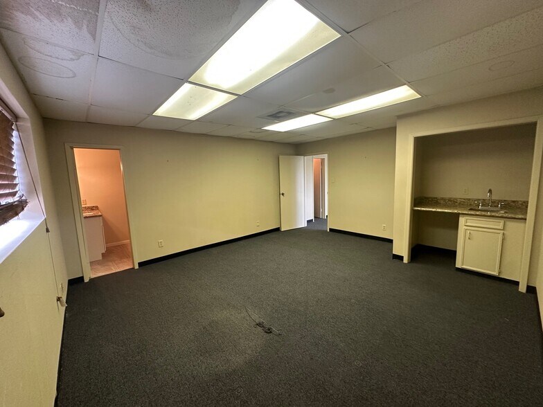 More Photos Of 1611 Elmview Dr, Houston Warehouse For Lease