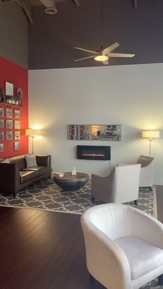 More Photos Of 955 E Main St, Lexington Freestanding For Lease