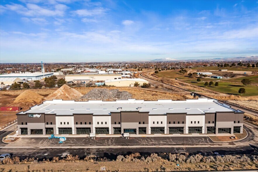 More Photos Of 2200 E Chisholm Dr, Nampa Showroom For Lease