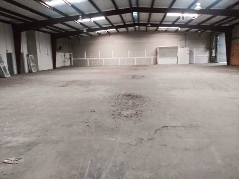 More Photos Of 5017 N Coolidge Dr, Tampa Warehouse For Sale