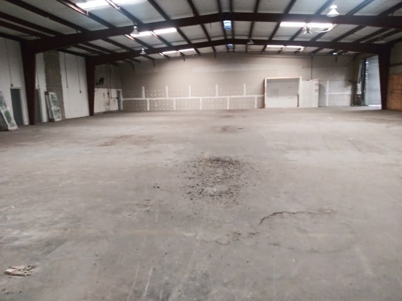 More Photos Of 5017 N Coolidge Dr, Tampa Warehouse For Lease