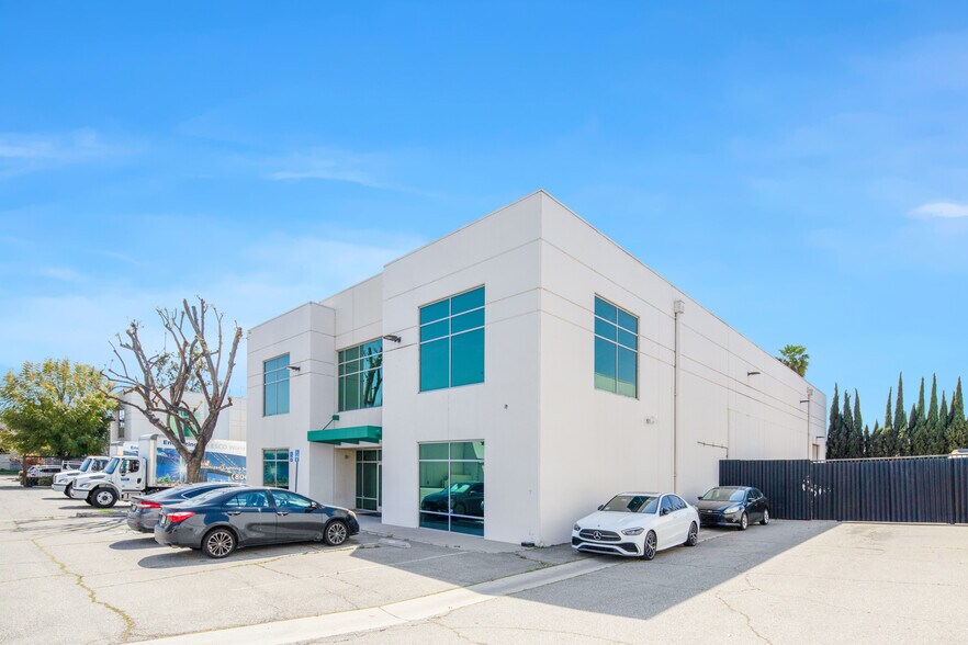 More Photos Of 5651 Mansfield Way, Bell Warehouse For Lease
