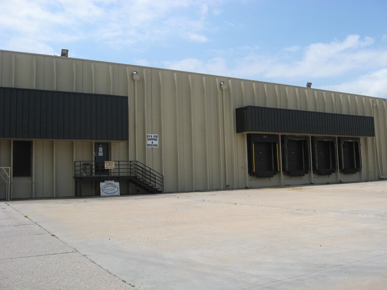 More Photos Of 816 E Funston St, Wichita Warehouse For Lease