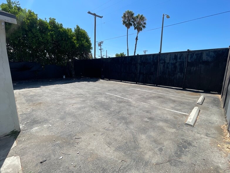More Photos Of 16123 Wyandotte St, Van Nuys Service For Lease