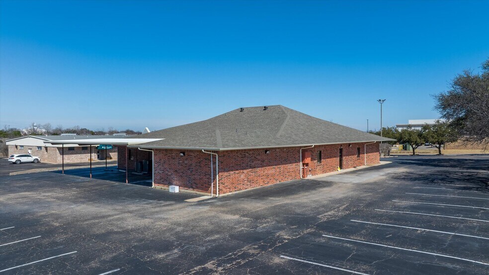 More Photos Of 1318 Paluxy Rd, Granbury Office For Sale