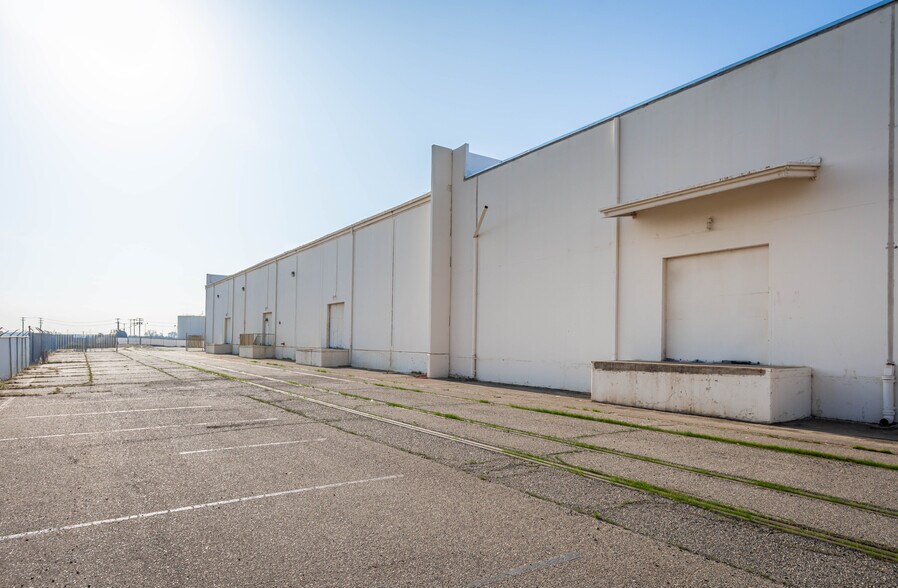 More Photos Of 2901 Apron Ave, Atwater Warehouse For Sale