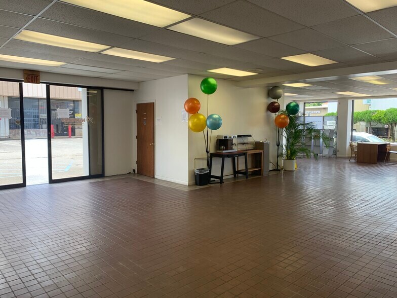 More Photos Of 46-158 Kahuhipa St, Kāneohe Showroom For Lease