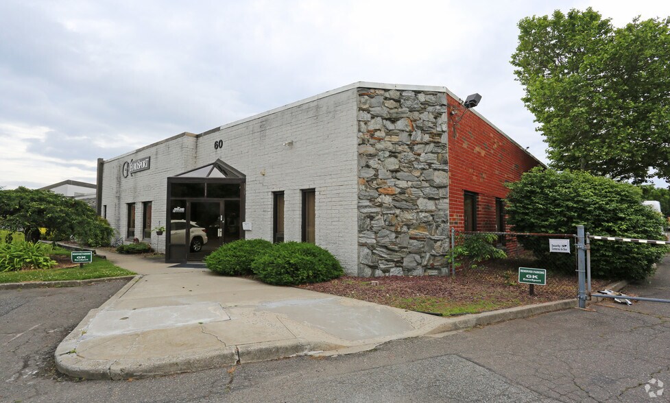 More Photos Of 60 E Jefryn Blvd, Deer Park Warehouse For Lease