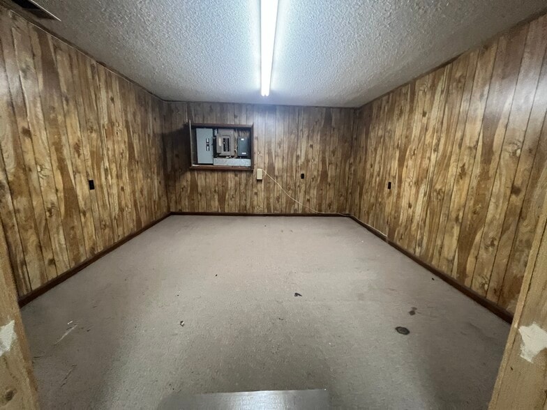 More Photos Of 702 Chastain Blvd W, Glencoe Warehouse For Lease