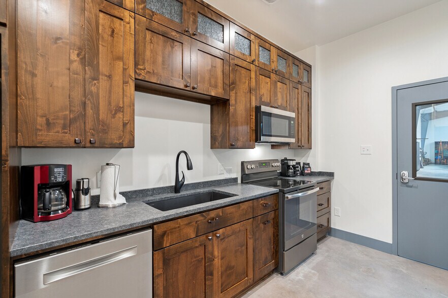 More Photos Of 101 Piper Ln, Spicewood Flex For Lease