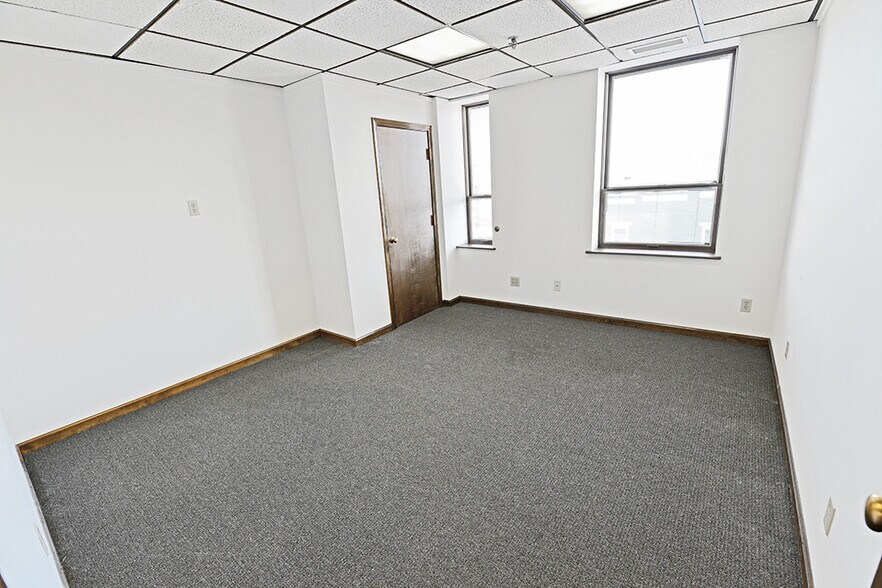 More Photos Of 205 N College Ave, Bloomington Office For Lease